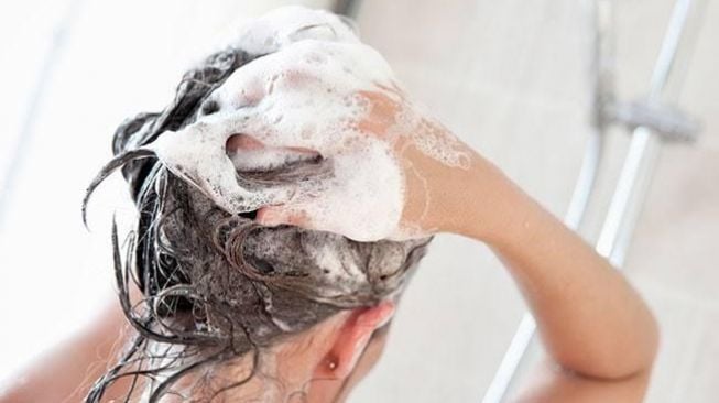 Kesalahan Keramas Yang Bisa Membuat Rambut Cepat Rusak