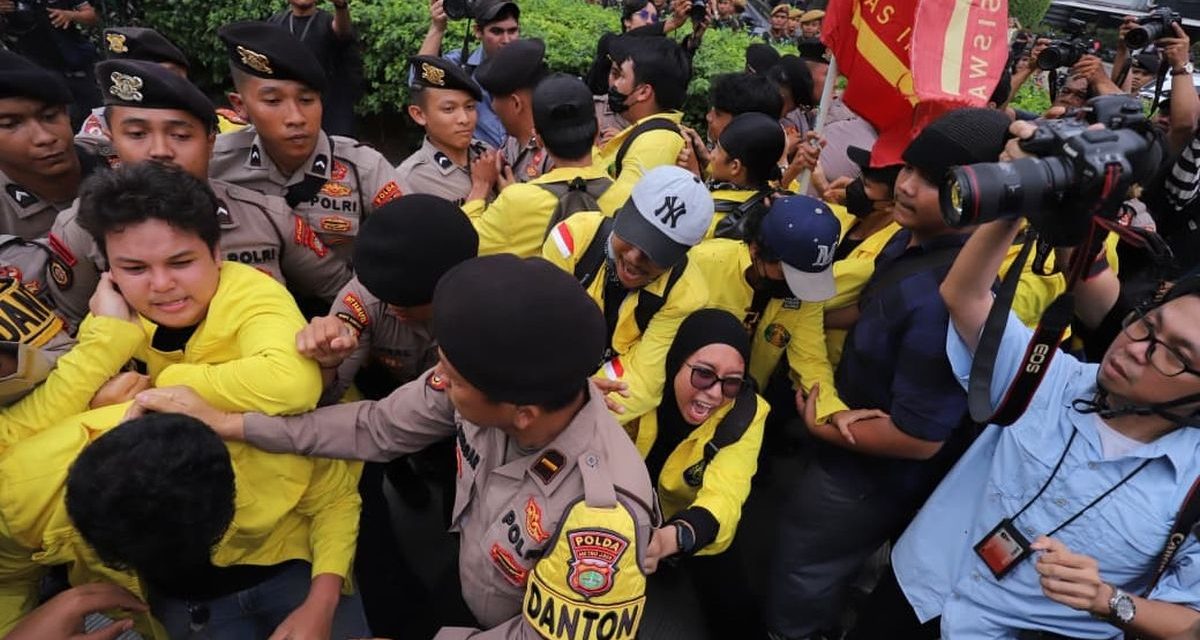 Demo Mahasiswa UI Memanas, Lalu Lintas Bundaran HI Tersendat