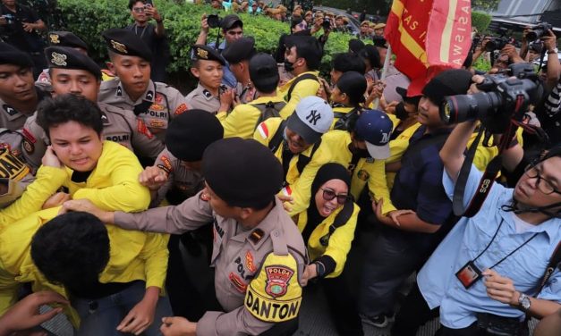 Demo Mahasiswa UI Memanas, Lalu Lintas Bundaran HI Tersendat