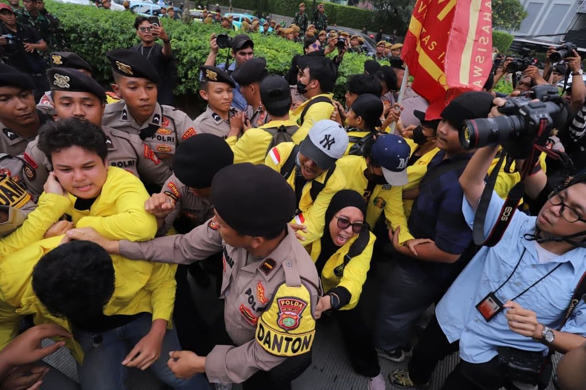 Demo Mahasiswa UI Memanas, Lalu Lintas Bundaran HI Tersendat