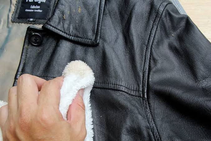 Merawat Pakaian Kulit: Cara Membersihkan Dan Menyimpannya